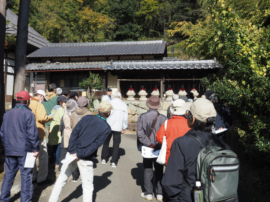 蓮華寺境内の六地蔵